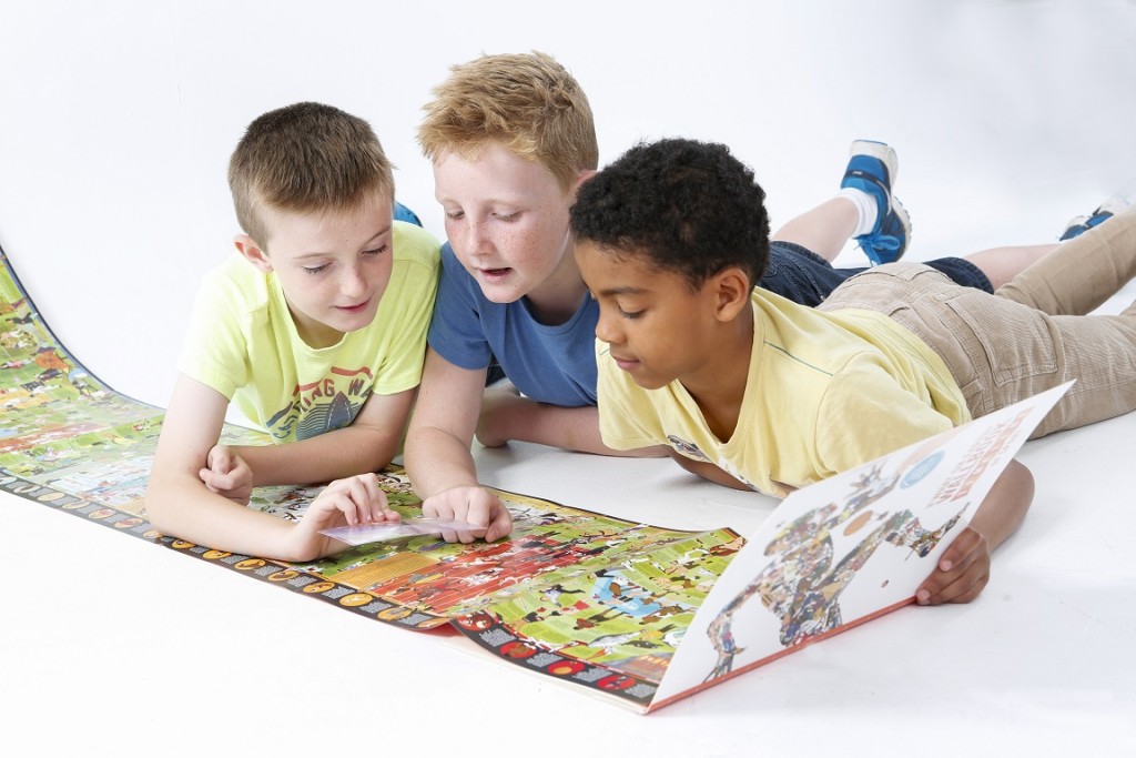 Children reading the Wallbook of Sport